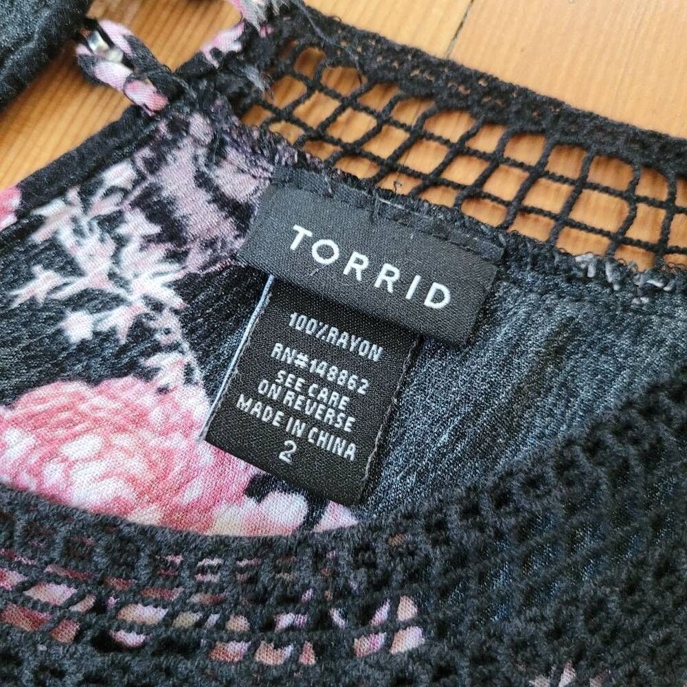 Torrid Black Floral Lace Yoke Sleeveless Women's Top - Pink Rose Print 2x - Picture 7 of 10